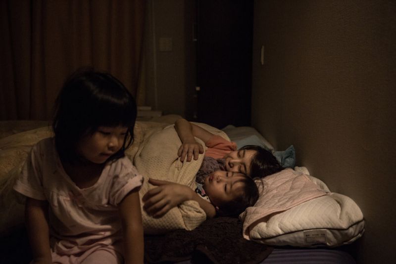 con cái thường ngủ với mẹ con cái thường ngủ với mẹ